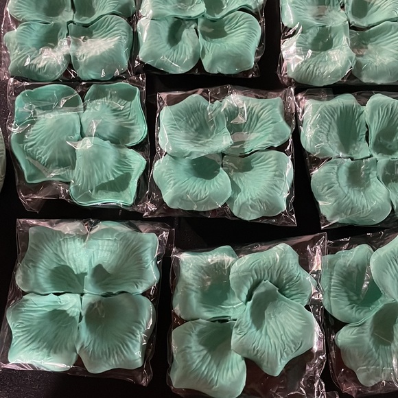 Mint green rose petals for wedd - Picture 2 of 4